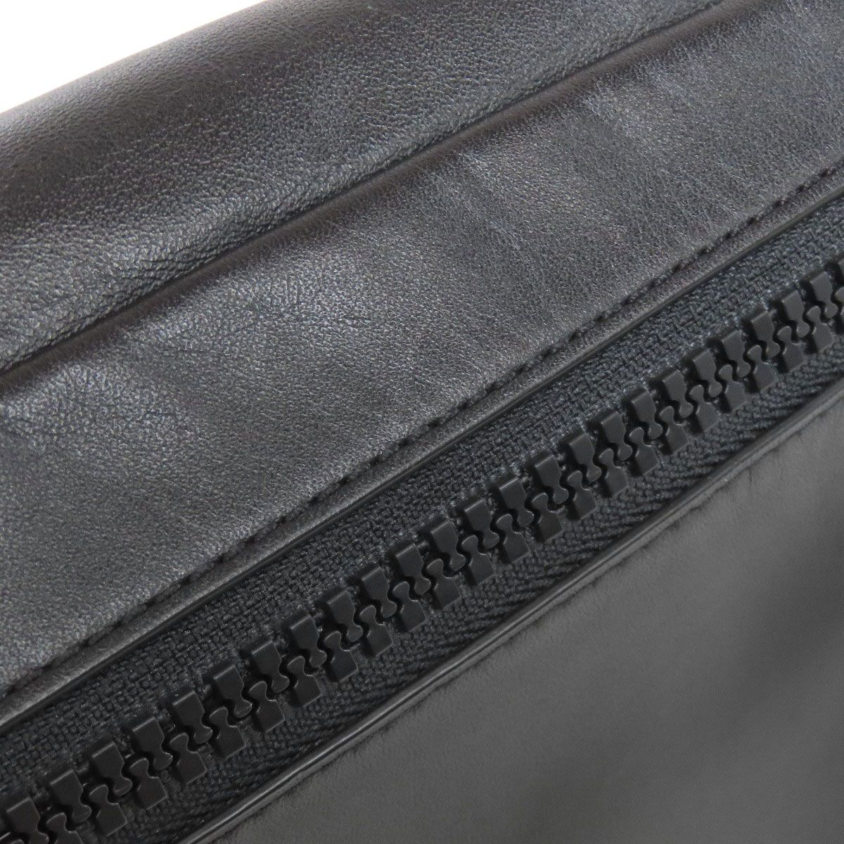 ロゴ ボディバッグ