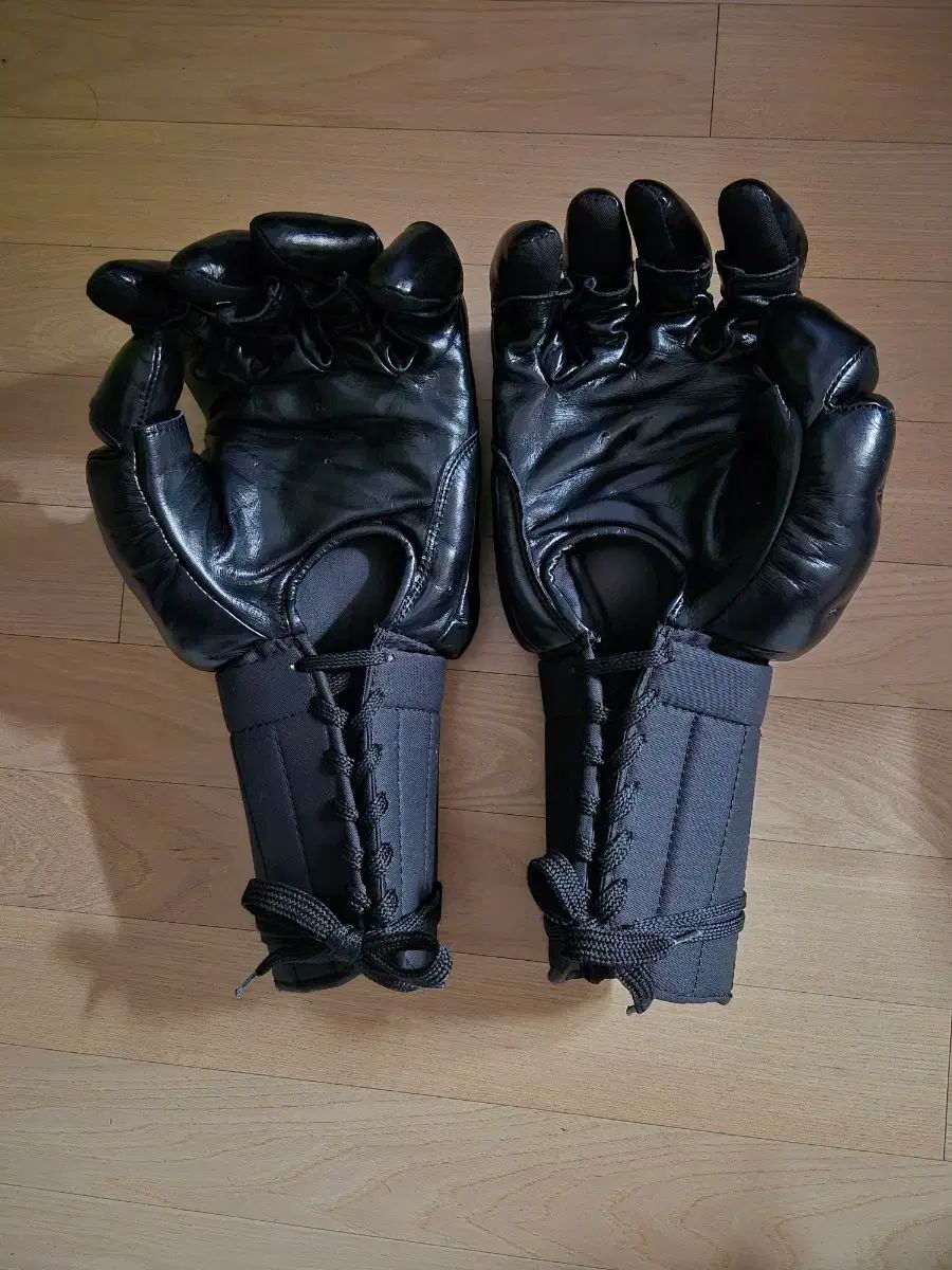 トミー カルザース 截拳道グローブ
