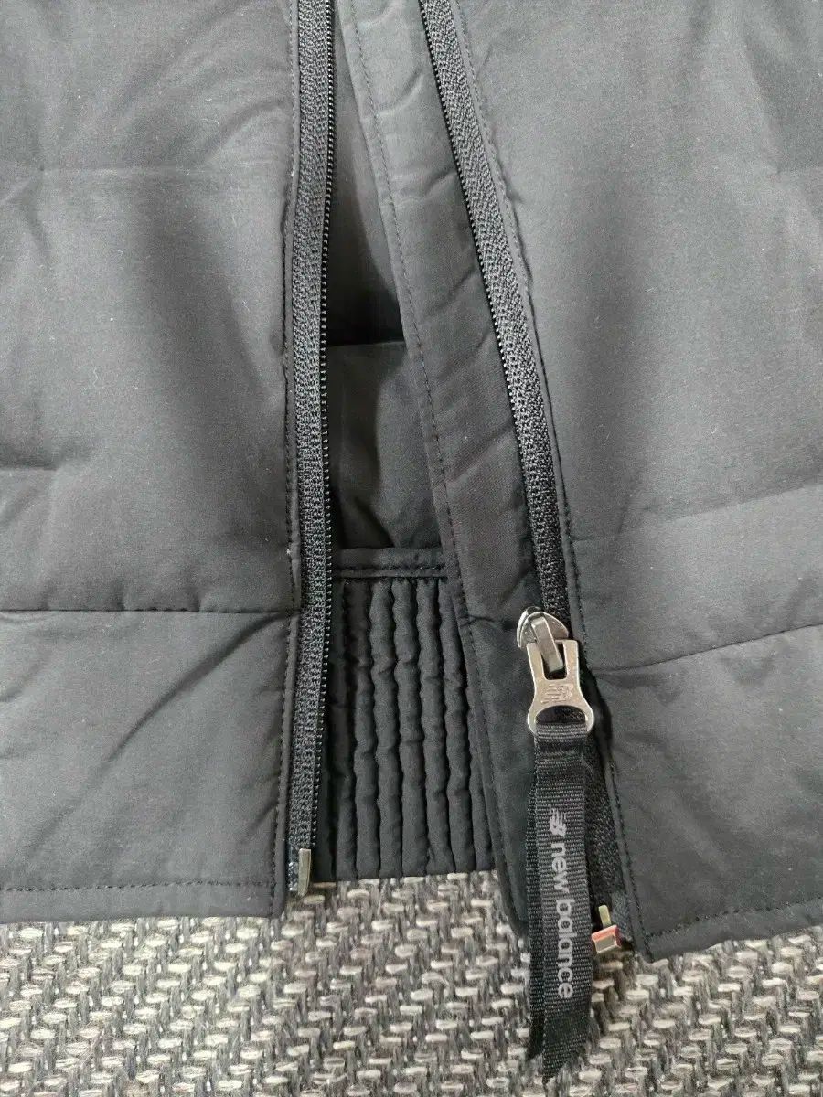 ニューバランス 24ss ブラック ダウンジャケット 軽量ダウン KANDAIZUMI_COM