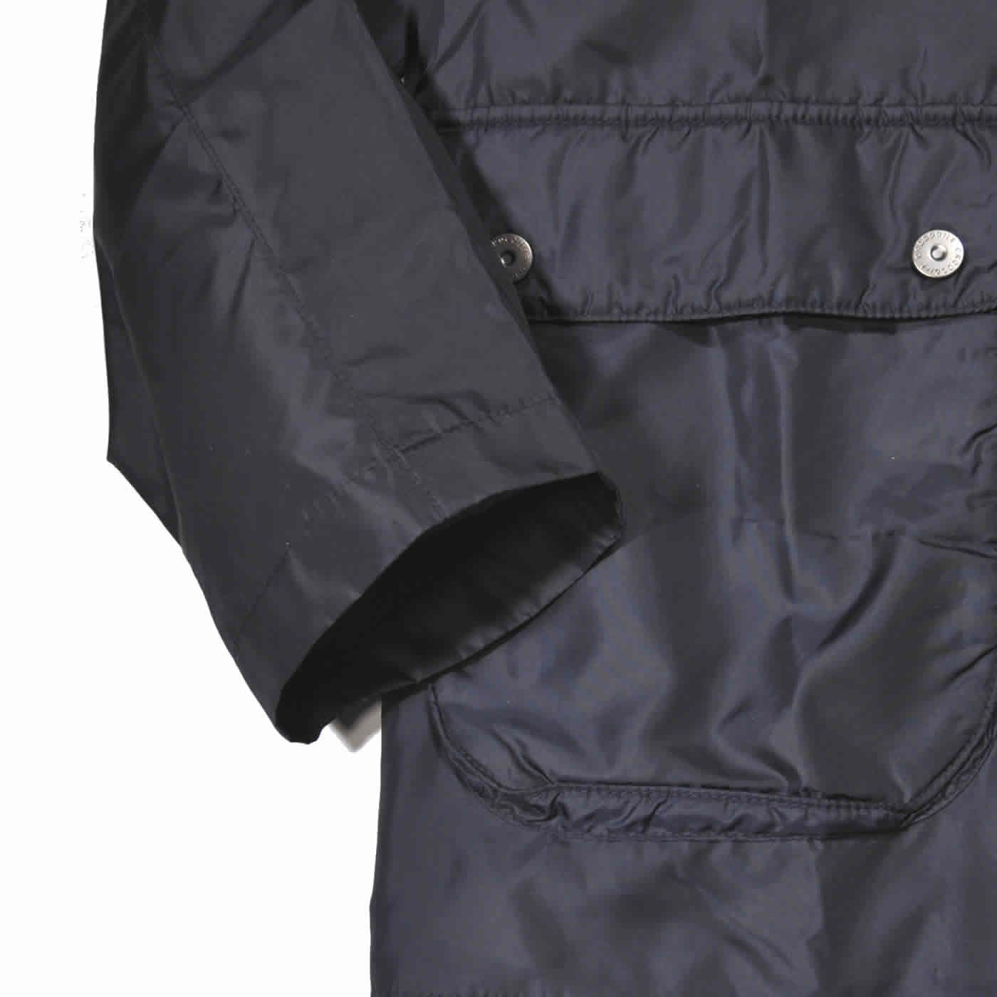 軽量ウインドブレーカー