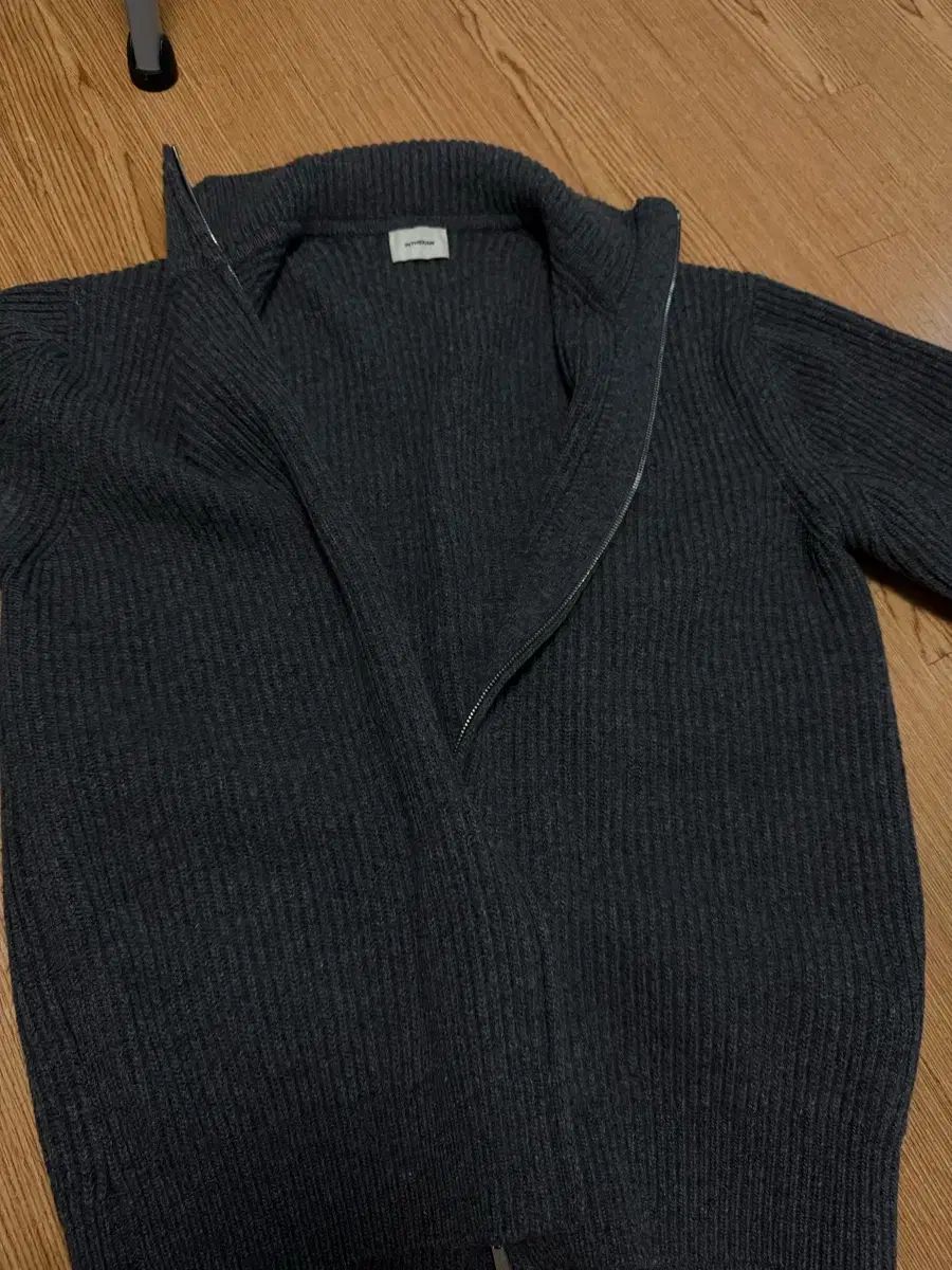 インザロウ ニットジップアップ チャコール