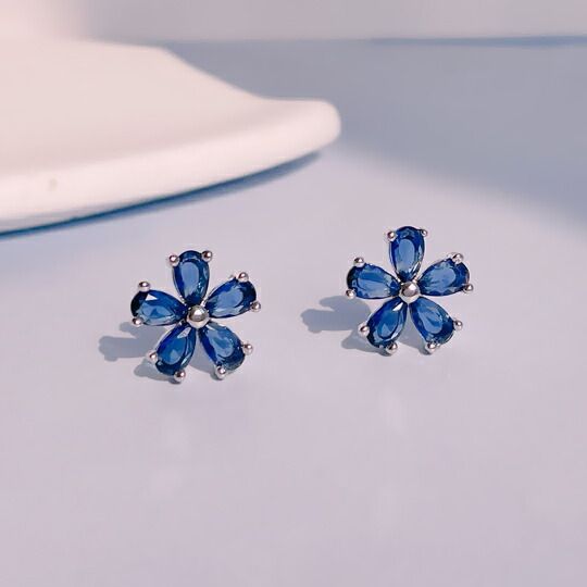 Leafy 透明度高いCZフラワーモチーフピアス さくらピアス サファイヤ風