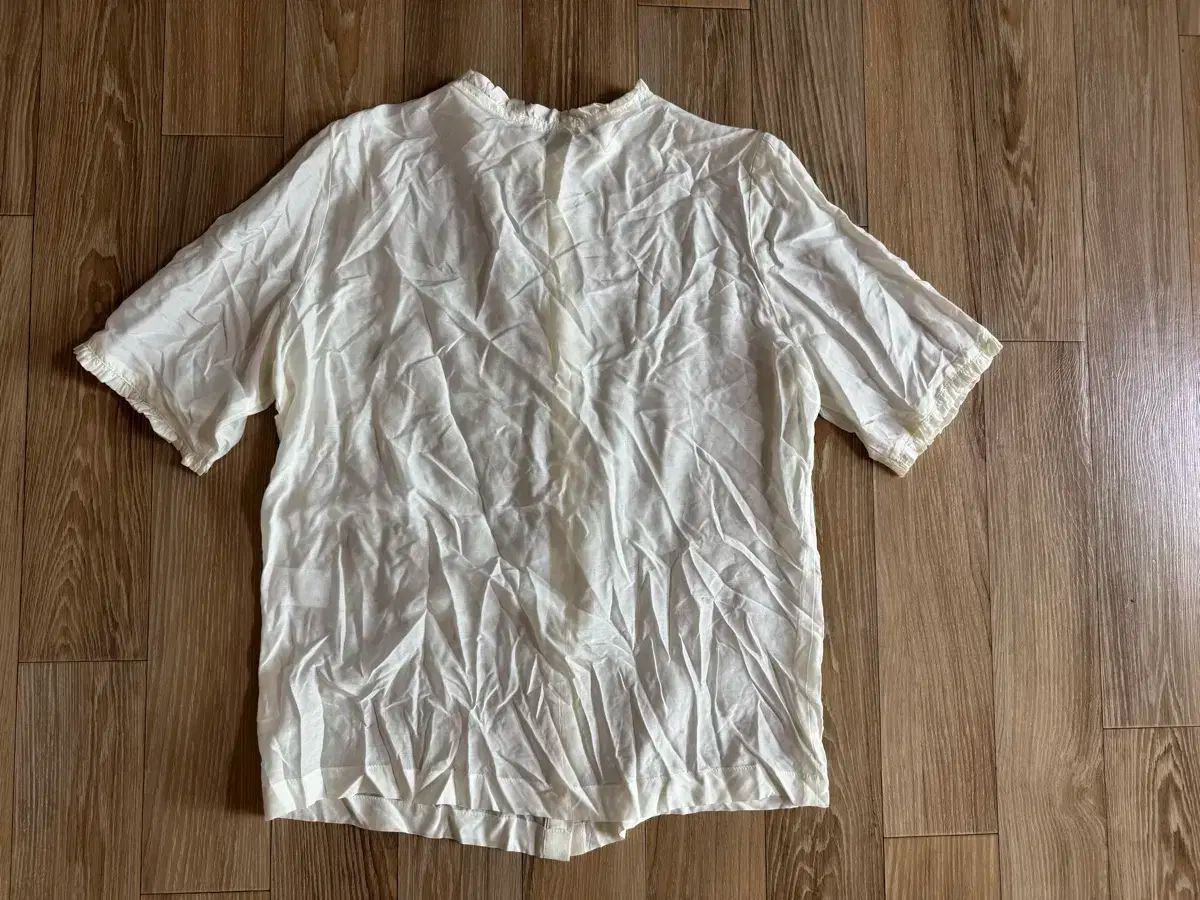 フリルネックブラウス クリーム