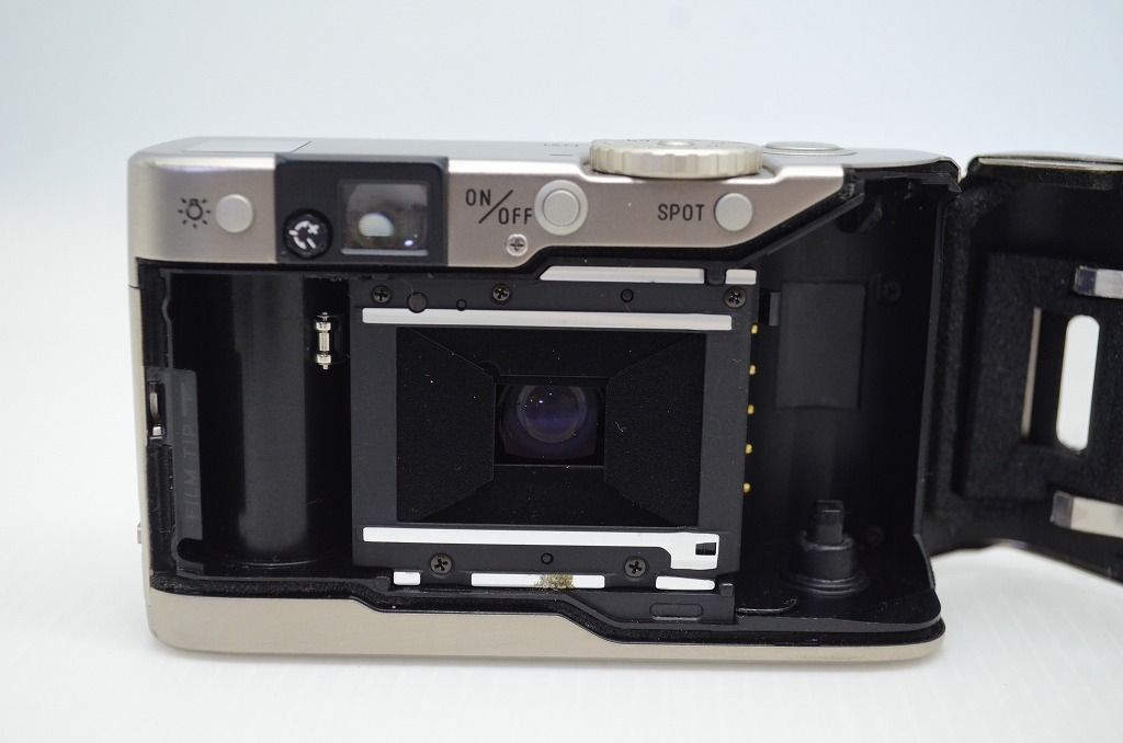 35 mmコンパクトフィルムカメラ