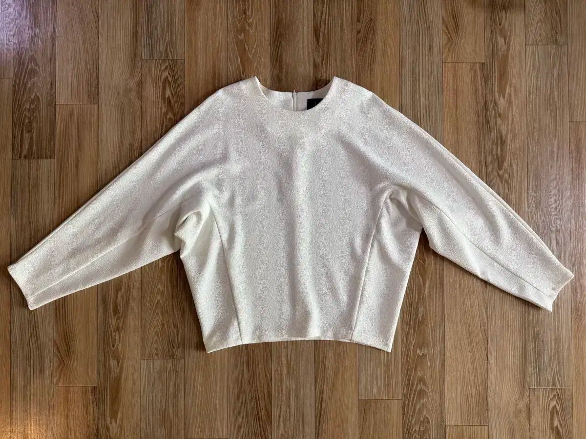 ロイック Loyiq 白 長袖ブラウス