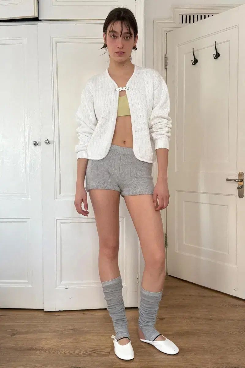 シヌーン フラワー ブローチ トゥウィー ツイスト カーディガン