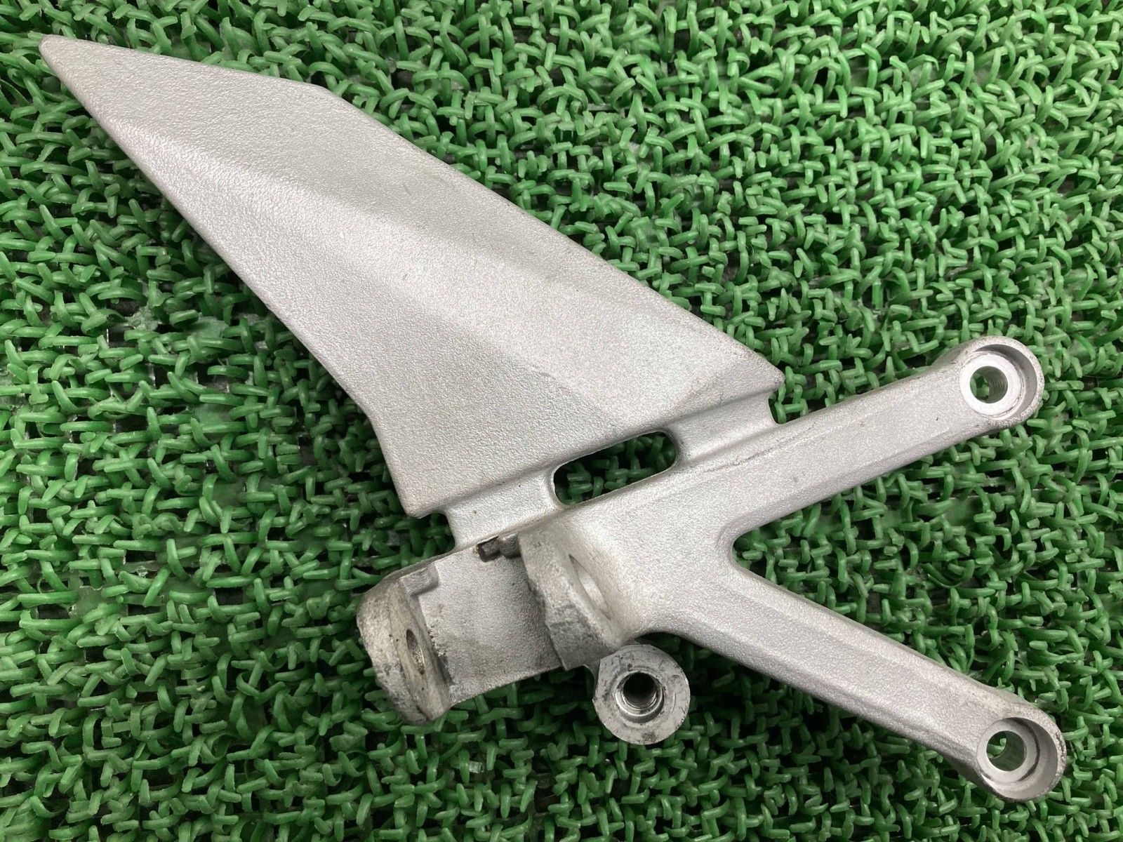 RST1000フツーラ ステップホルダー 右 E900063 アプリリア 純正 バイク