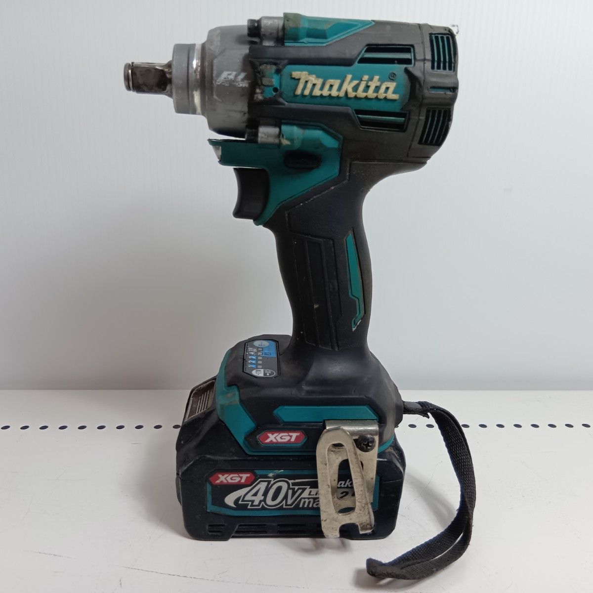 MAKITA マキタ インパクトレンチ ブルー 程度C 充電器 充電池 ケース付 コードレス式 40 v 2 5 Ah 207回 キズ ヨゴレ有
