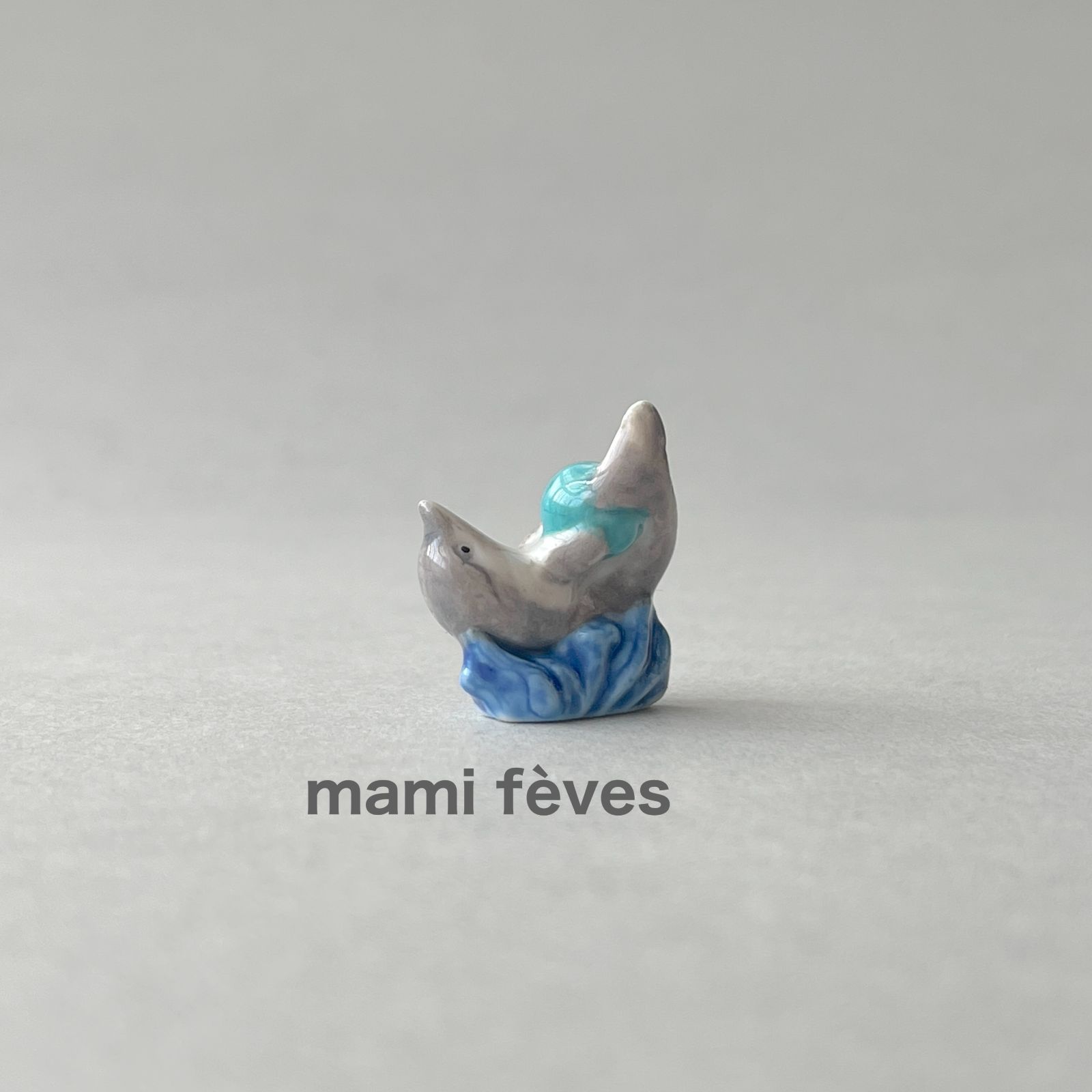 フェーヴ イルカとボール〈水色〉 フランス フェーブ ミニチュア陶器 m