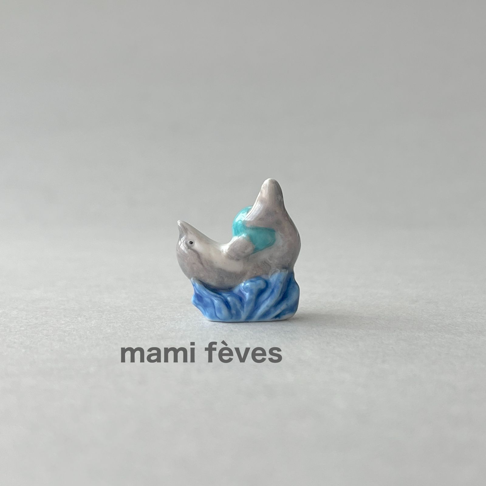フェーヴ イルカとボール〈水色〉 フランス フェーブ ミニチュア陶器 m