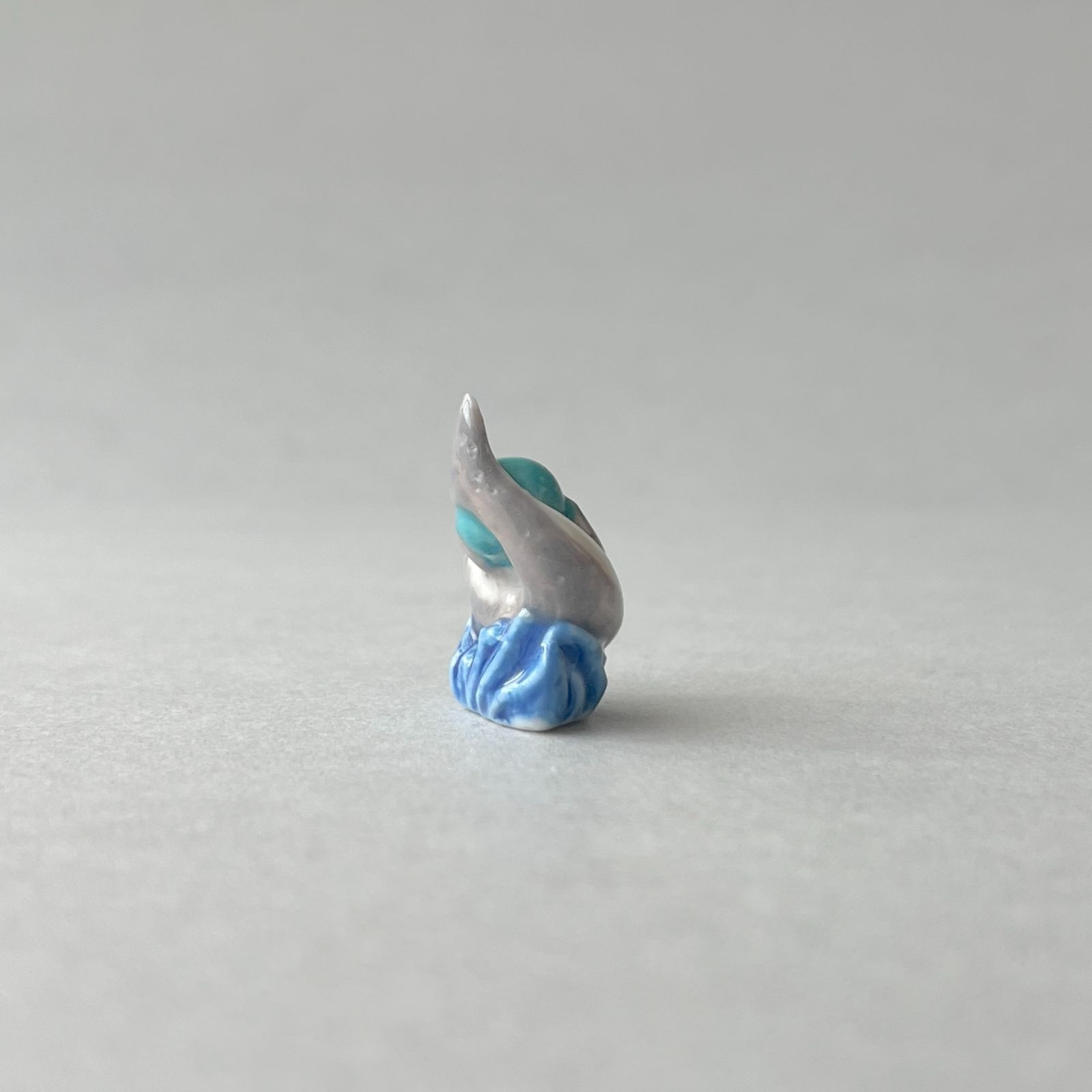 フェーヴ イルカとボール〈水色〉 フランス フェーブ ミニチュア陶器 m
