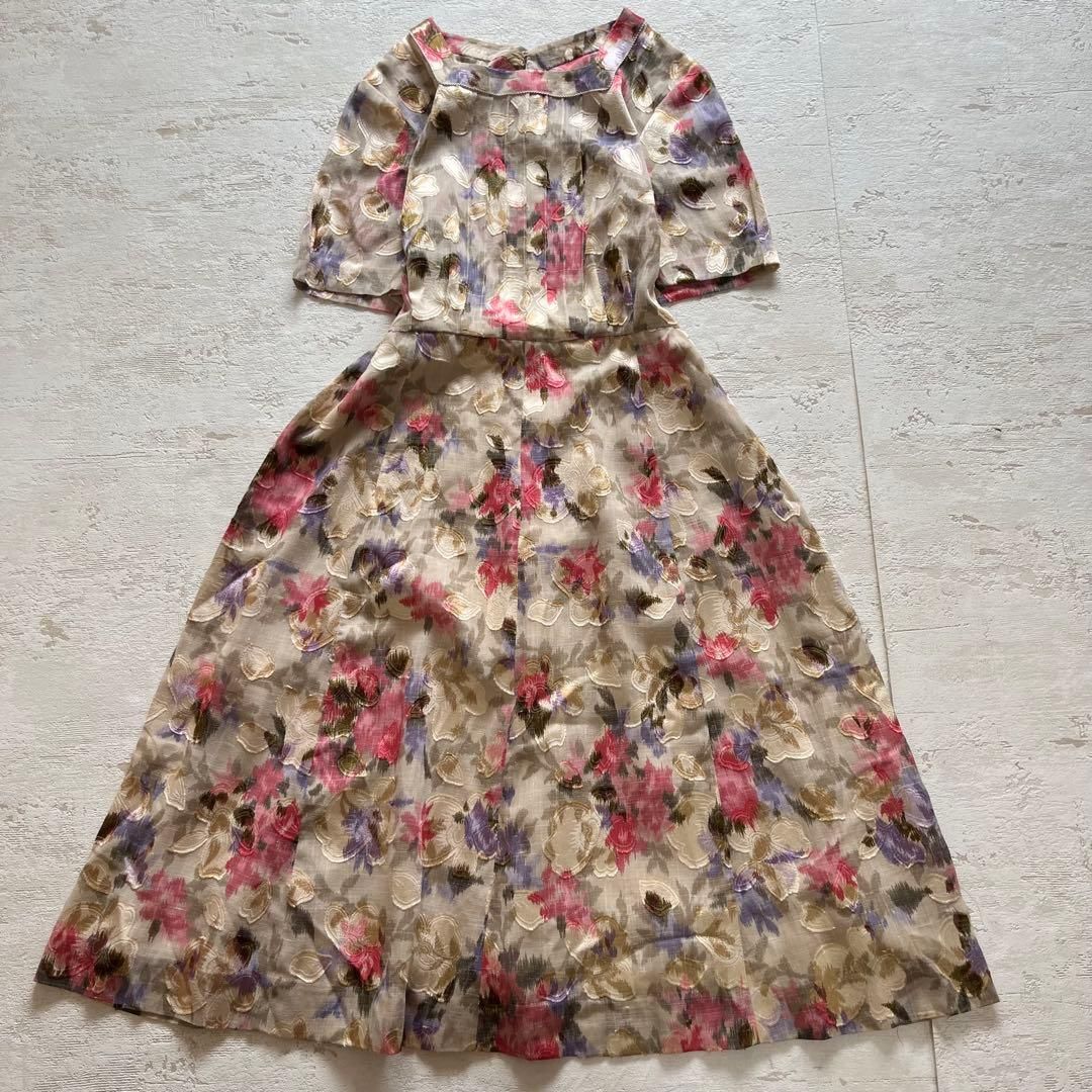 昭和レトロ花柄刺繍入り半袖ロングワンピーススクエアネックフリーサイズベージュP 1