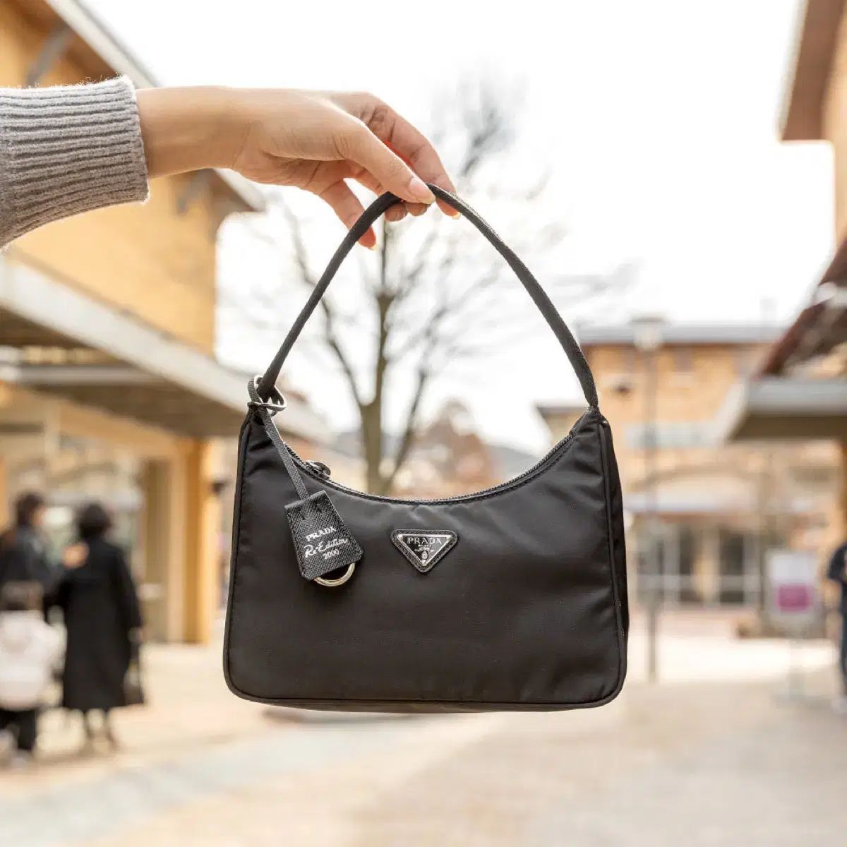 プラダ リーエディション リナイロン テスート ミニ ホーボーバッグ