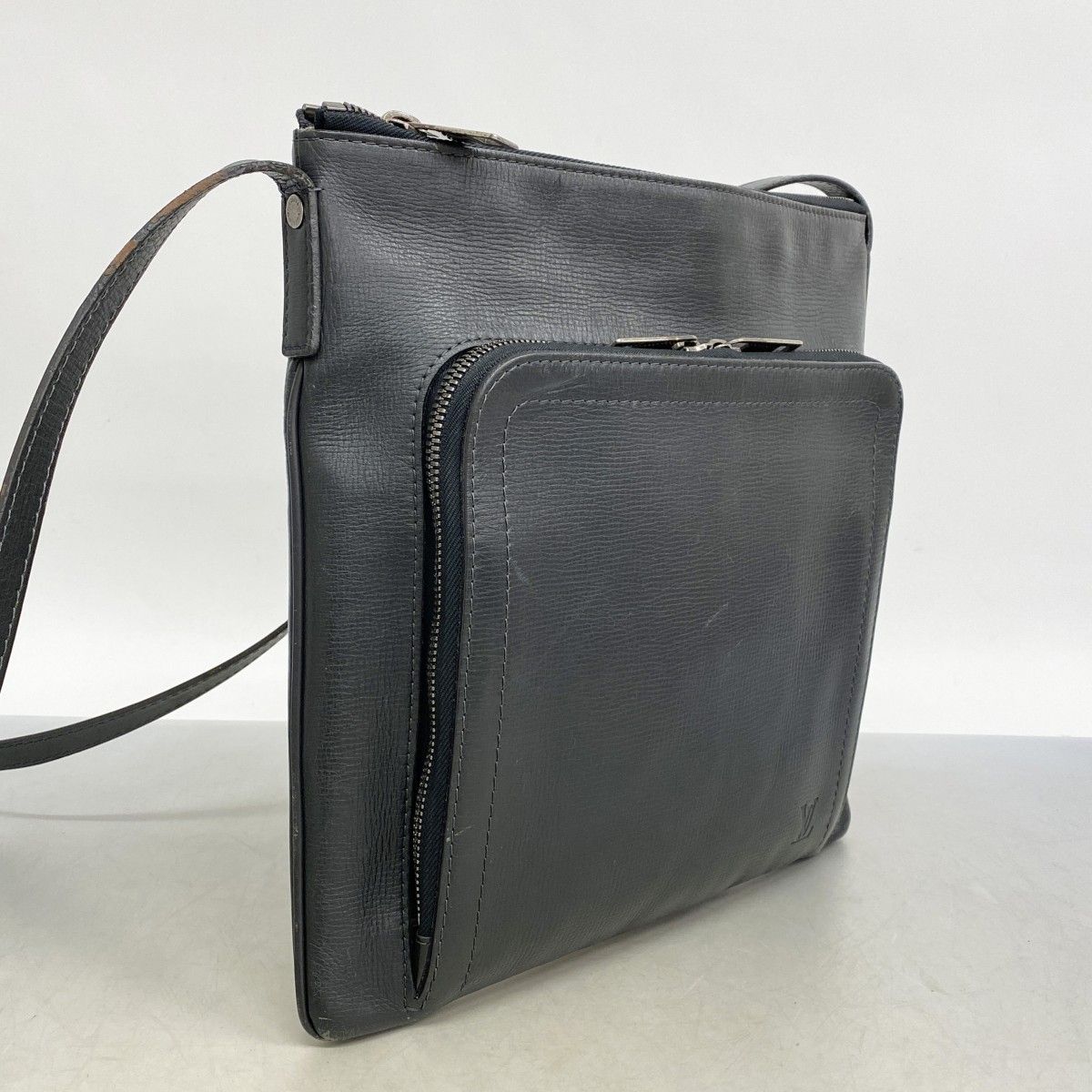 5ob0287 ルイヴィトン ショルダーバッグ ユタ ホビ M97044 バサルト メンズ