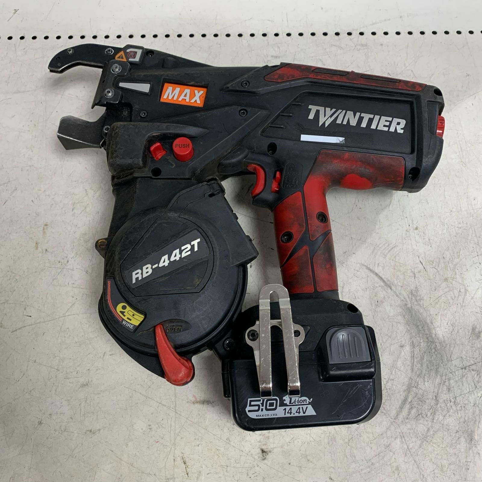 ♭♭MAX マックス リバータイア ケース 充電器 充電池2個付 14.4v 鉄筋結束機 RB-442T-B2C|1450A ブラック x レッド