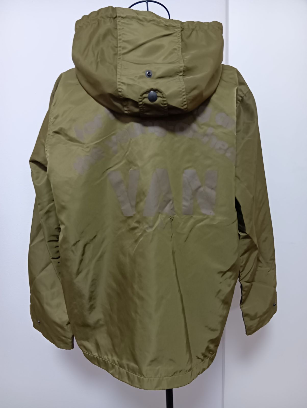 一流ブランド品8 000円 VAN ヴァン グリーンカーキ フィールドパーカー 裏地は英国伝統グリーン×紺のチェック 345