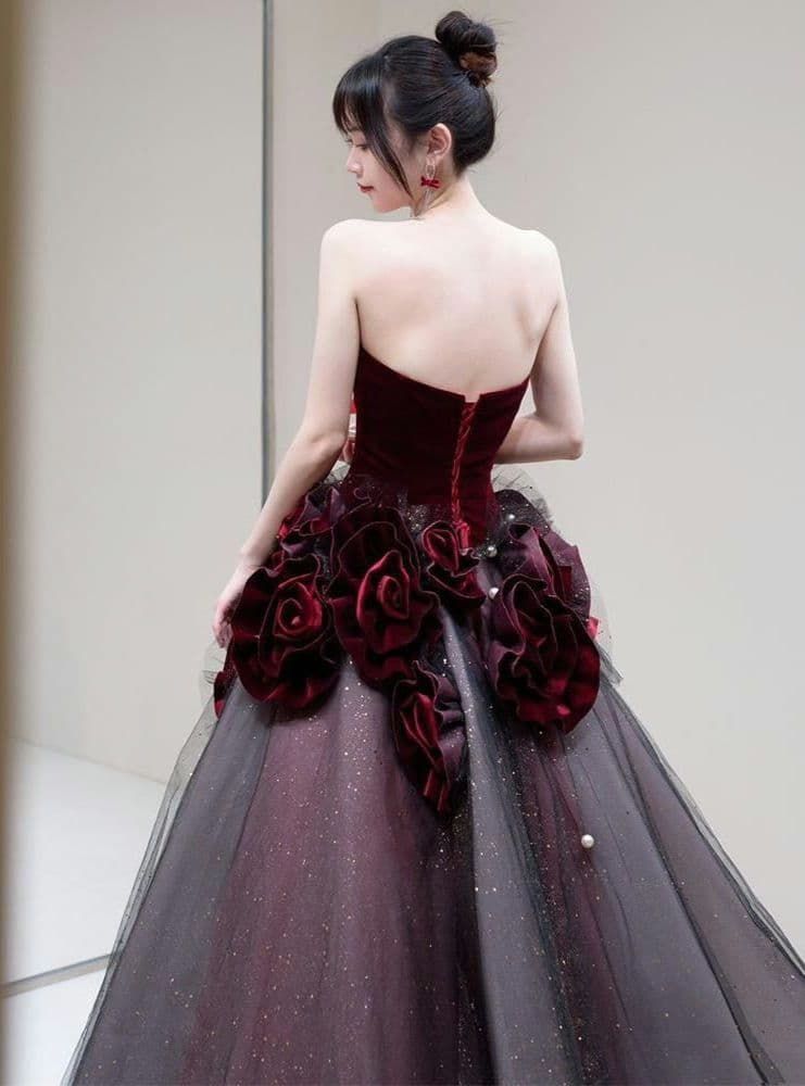 ️夜の舞踏会に咲く薔薇の女王 優雅に煌めくベルベットボールドレス
