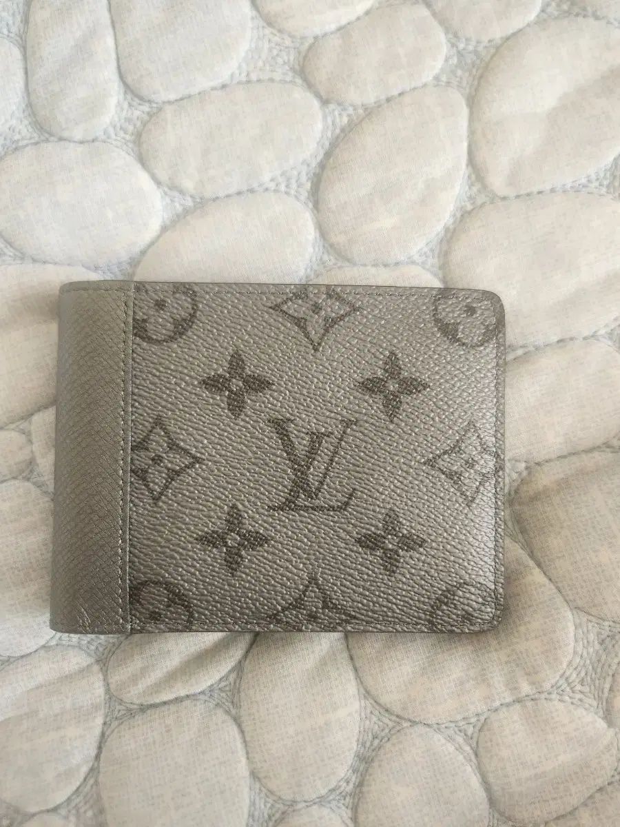 ルイヴィトン マルチプル ウォレット ガンメタル グレー