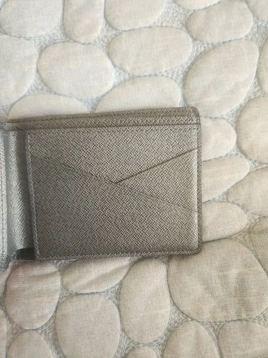 ルイヴィトン マルチプル ウォレット ガンメタル グレー