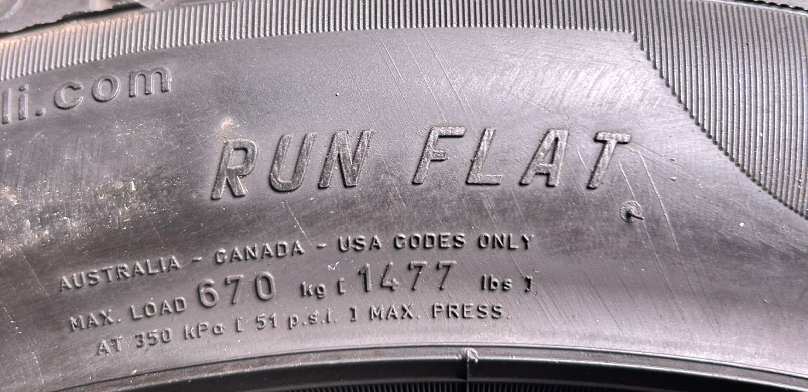 ランフラット 1本パンク修理痕あり