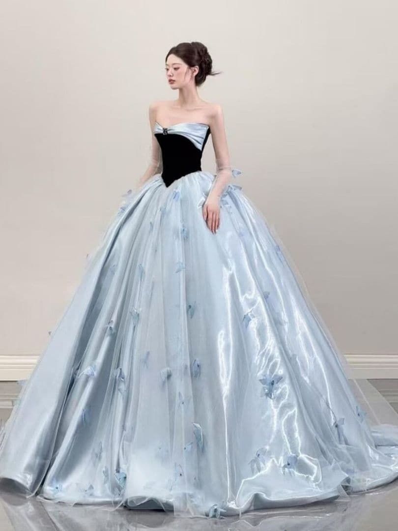 ️幻想的な輝きと気品を纏う アイスブルーのロイヤルボールドレス