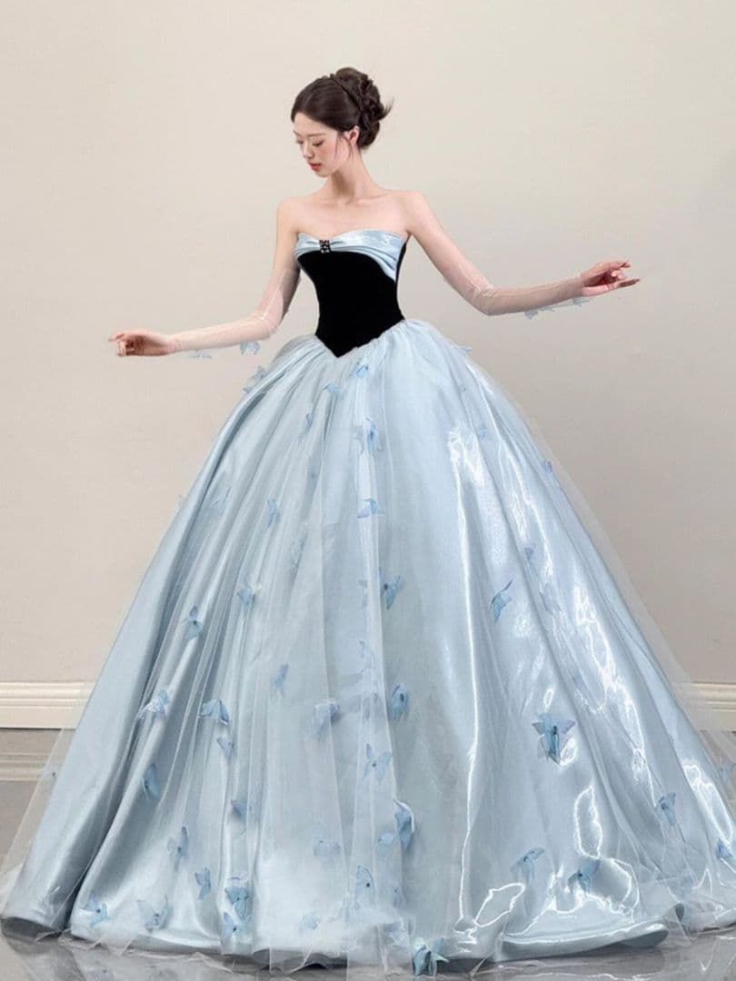 ️幻想的な輝きと気品を纏う アイスブルーのロイヤルボールドレス
