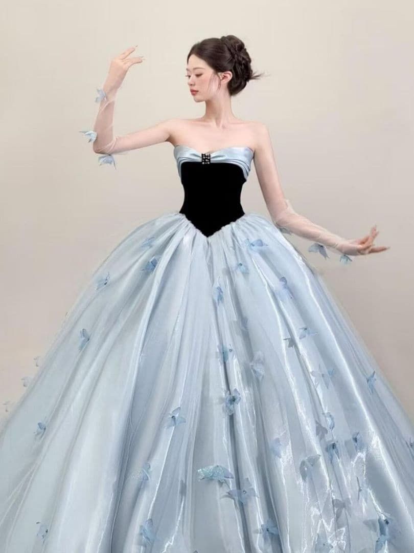 ️幻想的な輝きと気品を纏う アイスブルーのロイヤルボールドレス