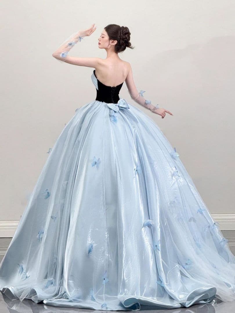 ️幻想的な輝きと気品を纏う アイスブルーのロイヤルボールドレス MAAHADDERANG_COM