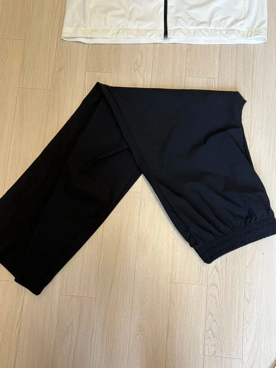 ニュー ンス ウィンドブレーカー ジャケット 黒 トレーナー ズボン デイリーウェア 春夏対応