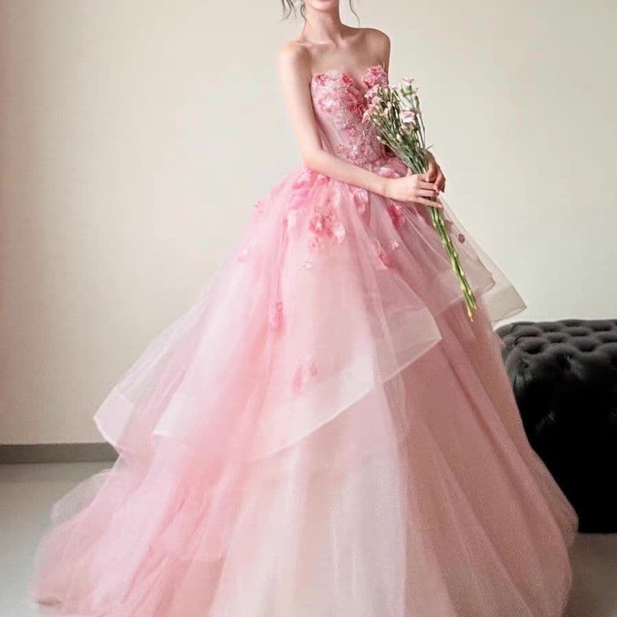 甘く幻想的なピンクフラワードレス