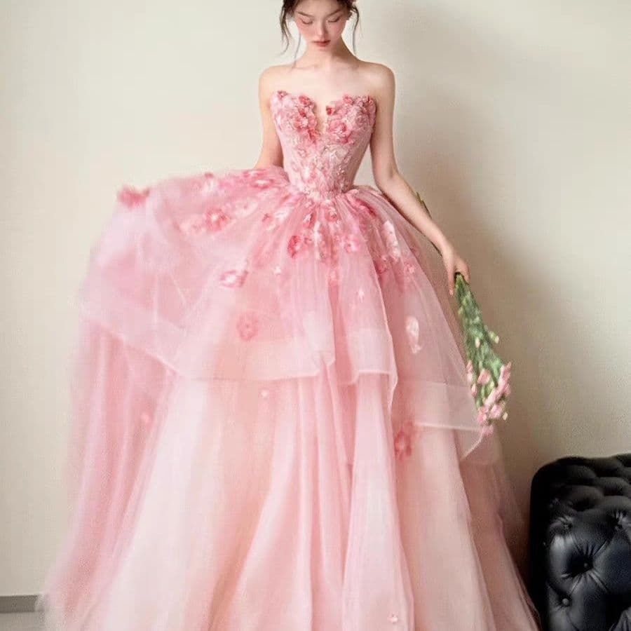 甘く幻想的なピンクフラワードレス