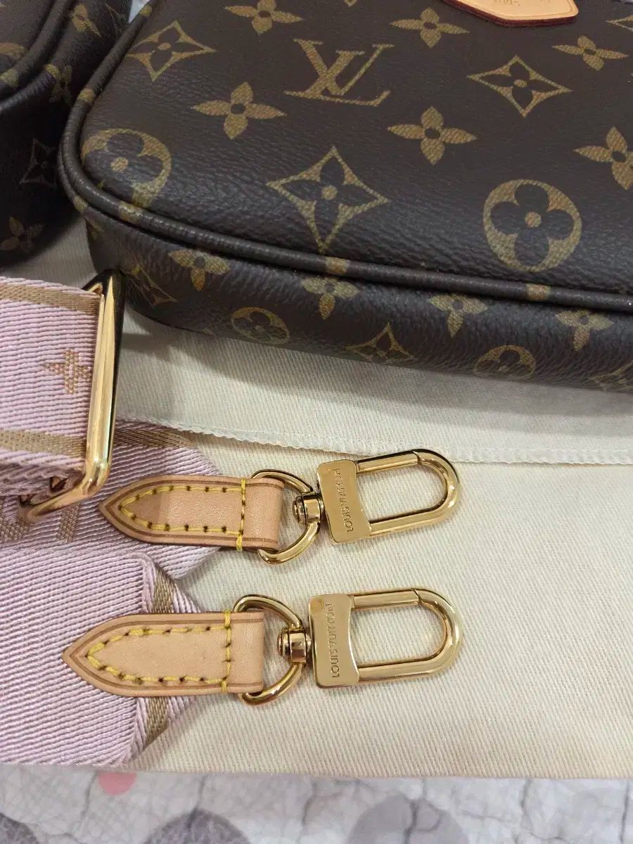 ルイヴィトン マルチ ポシェット アクセソワール 3種 ピンク ストラップ