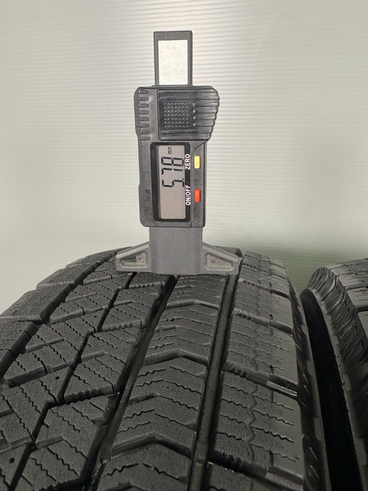 タイヤ スタッドレス