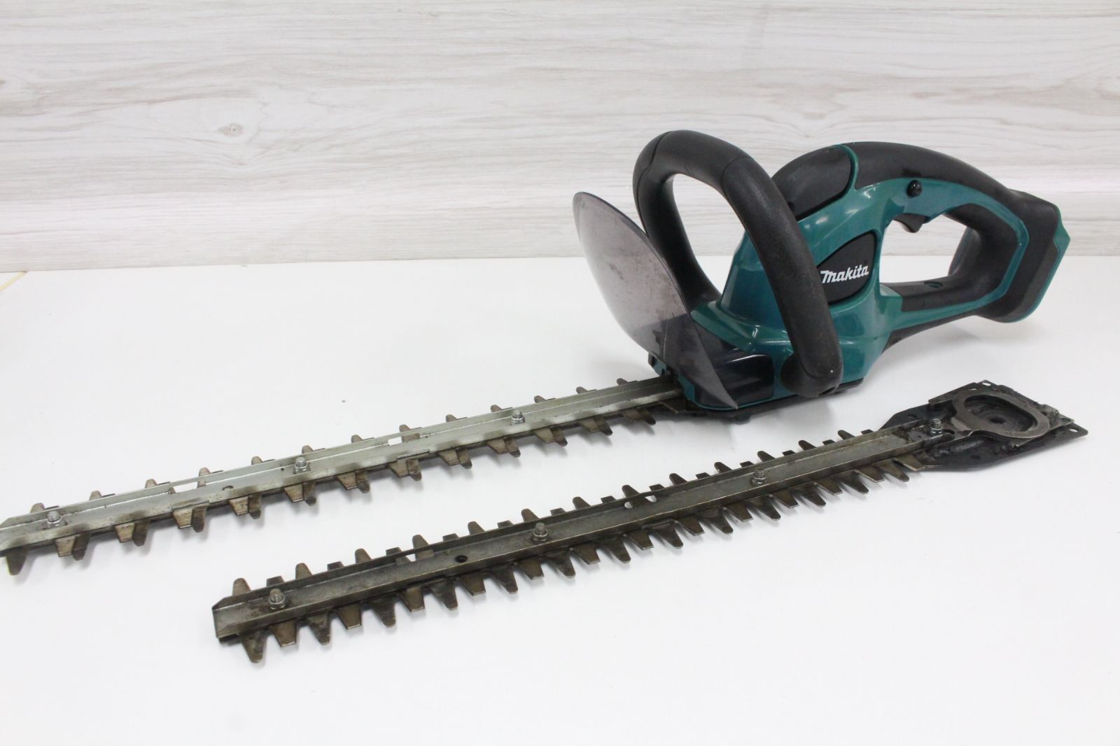 行董 マキタ Makita MUH351D 350ｍｍ 充電式生垣バリカン ガーデニング DIY 現状品 AS0U03