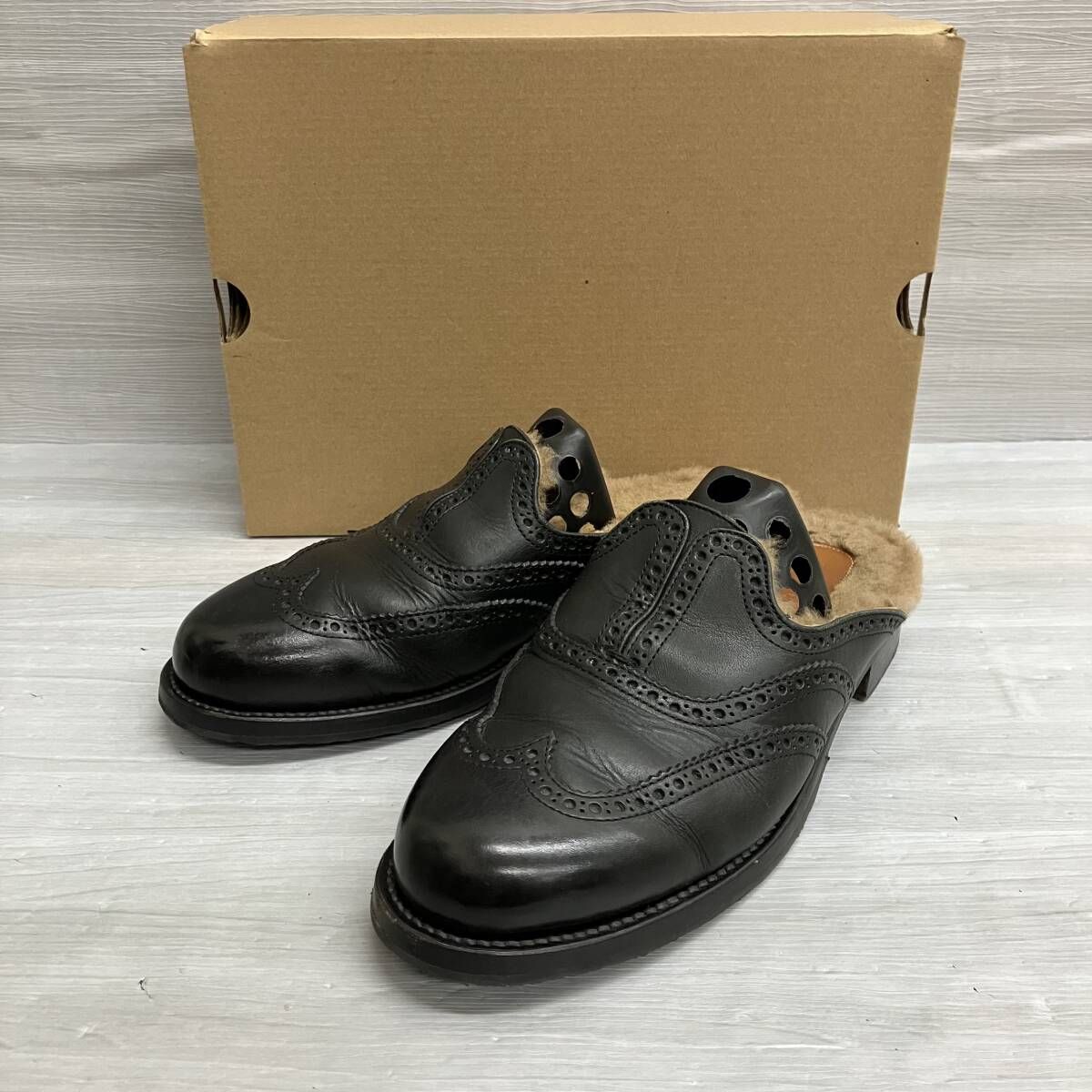 1PIU1UGUALE3 ウノピゥウノウグァーレトレ レザー ウイングチップ ファー サンダル ブラック 43インチ 28~28.5cm