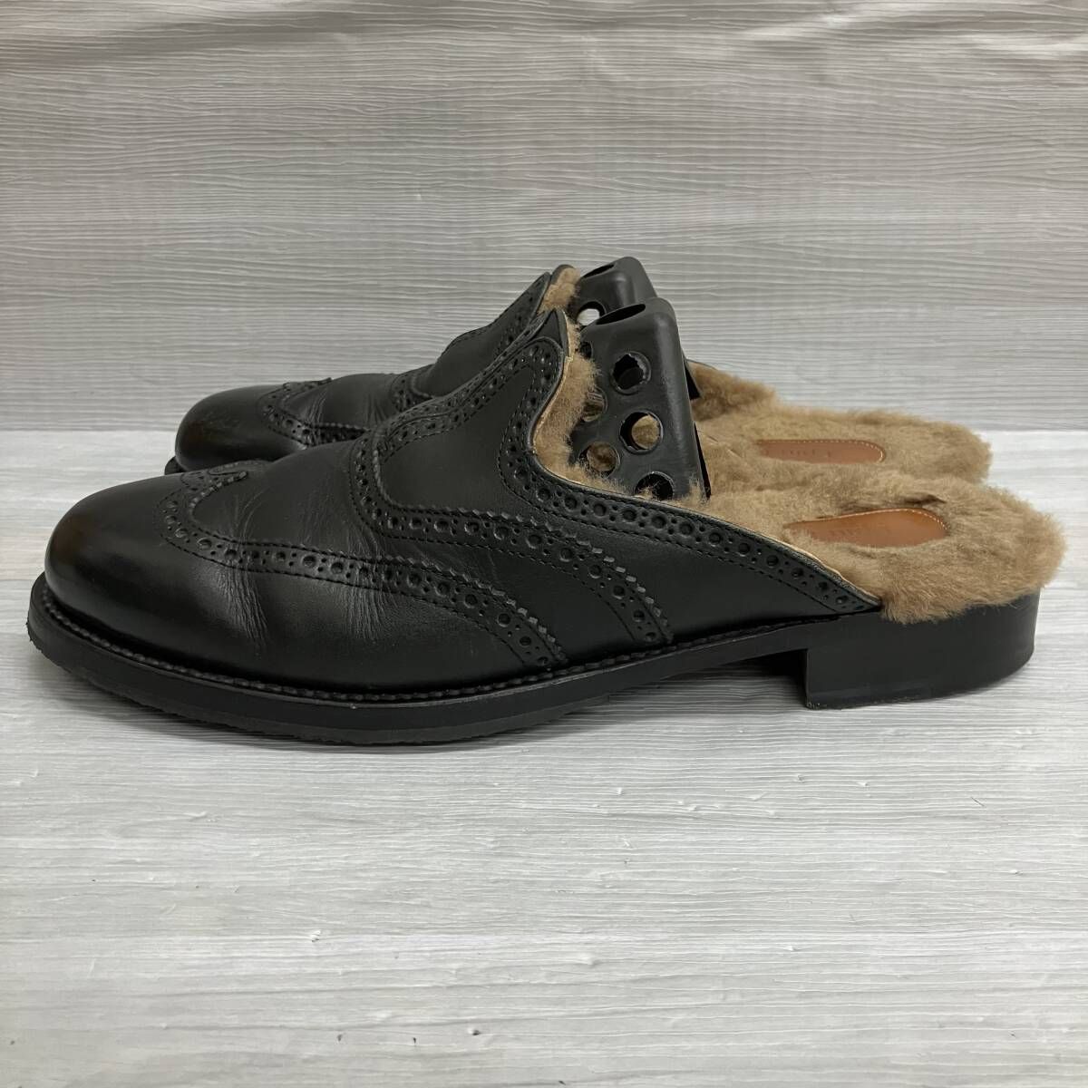 1PIU1UGUALE3 ウノピゥウノウグァーレトレ レザー ウイングチップ ファー サンダル ブラック 43インチ 28 28.5cm