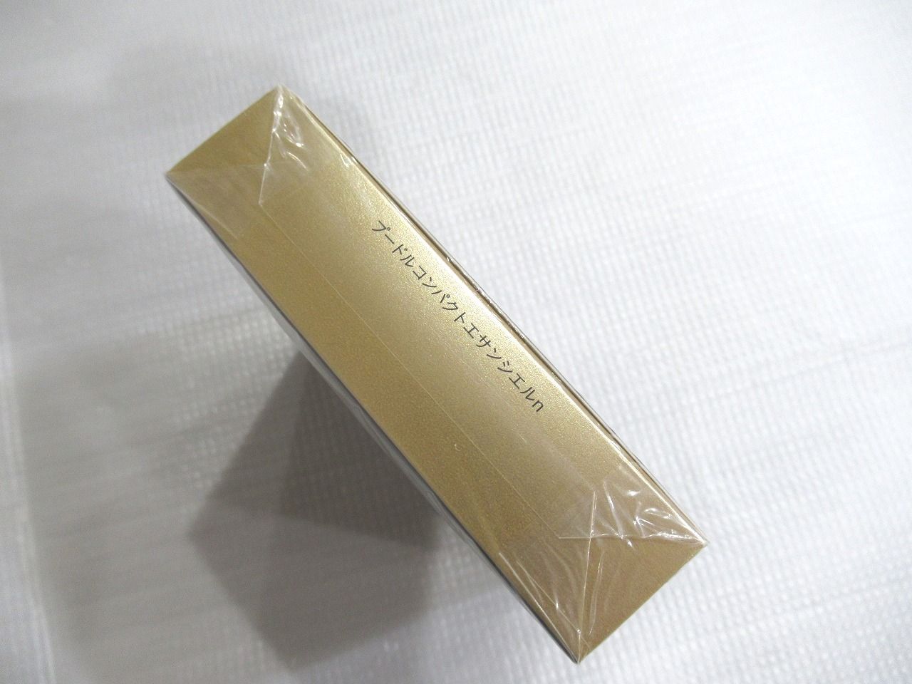 クレ ド ポー ボーテ Clé de Peau Beauté プードルコンパクトエサンシエルn フェイスパウダー 5g ケース&パフ付きの本体 | 未開封 正規品