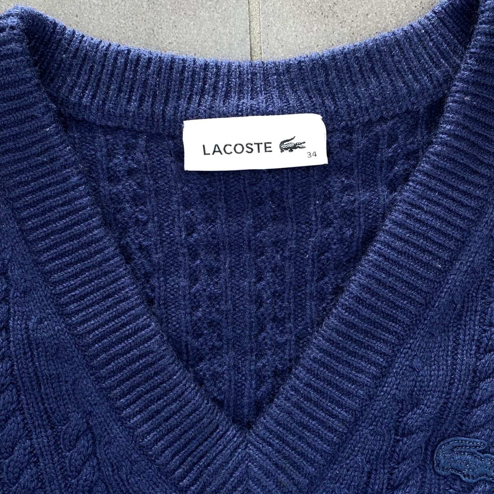 LACOSTE ラコステ ワンポイント刺繍 Vネック ケーブル編み ニット