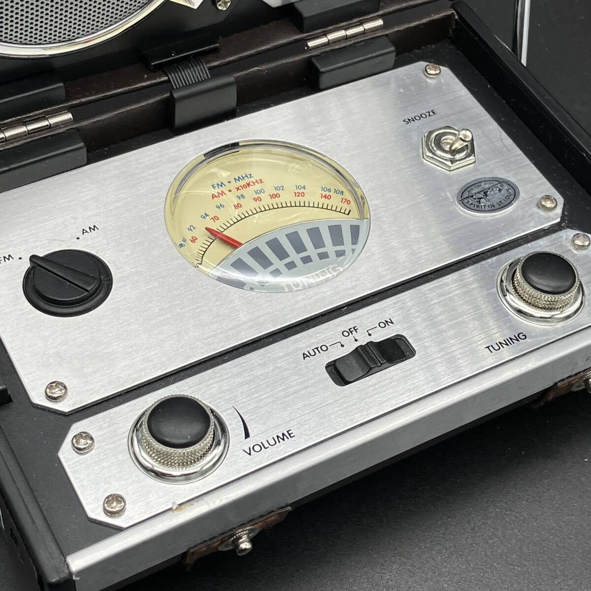 スピリットオブセントルイス トラベルシリーズ ラジオアラームクロック | AM FM | 折りたたみ アナログメーター スーツケース風 POP_25D