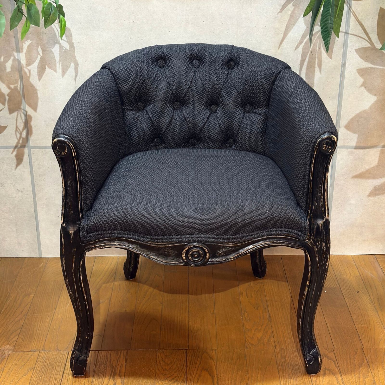 ロココ調 バレルチェア アンティークブラックフレーム クラシックモダン ヴィンテージライク ボタン留め タフティング MARWIL-DEMENAGEMENTS_CH