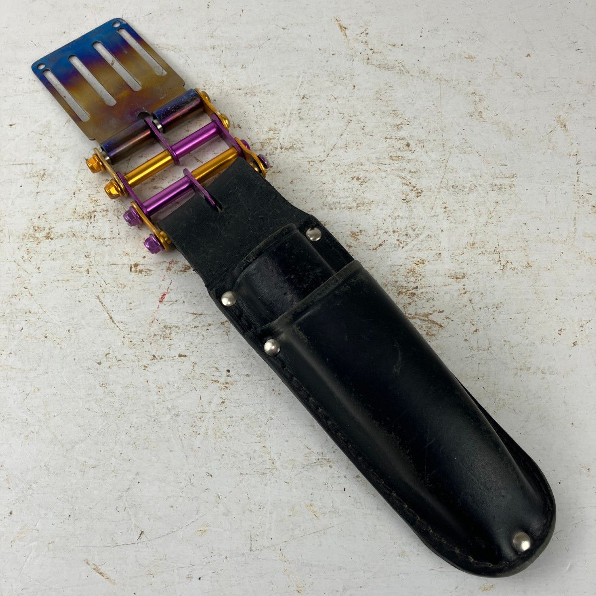 ЗЗKNICKS 電工ナイフ カッター2段ホルダー チタンベルトループ アルミチェーン金具 KB-112DX ブラック