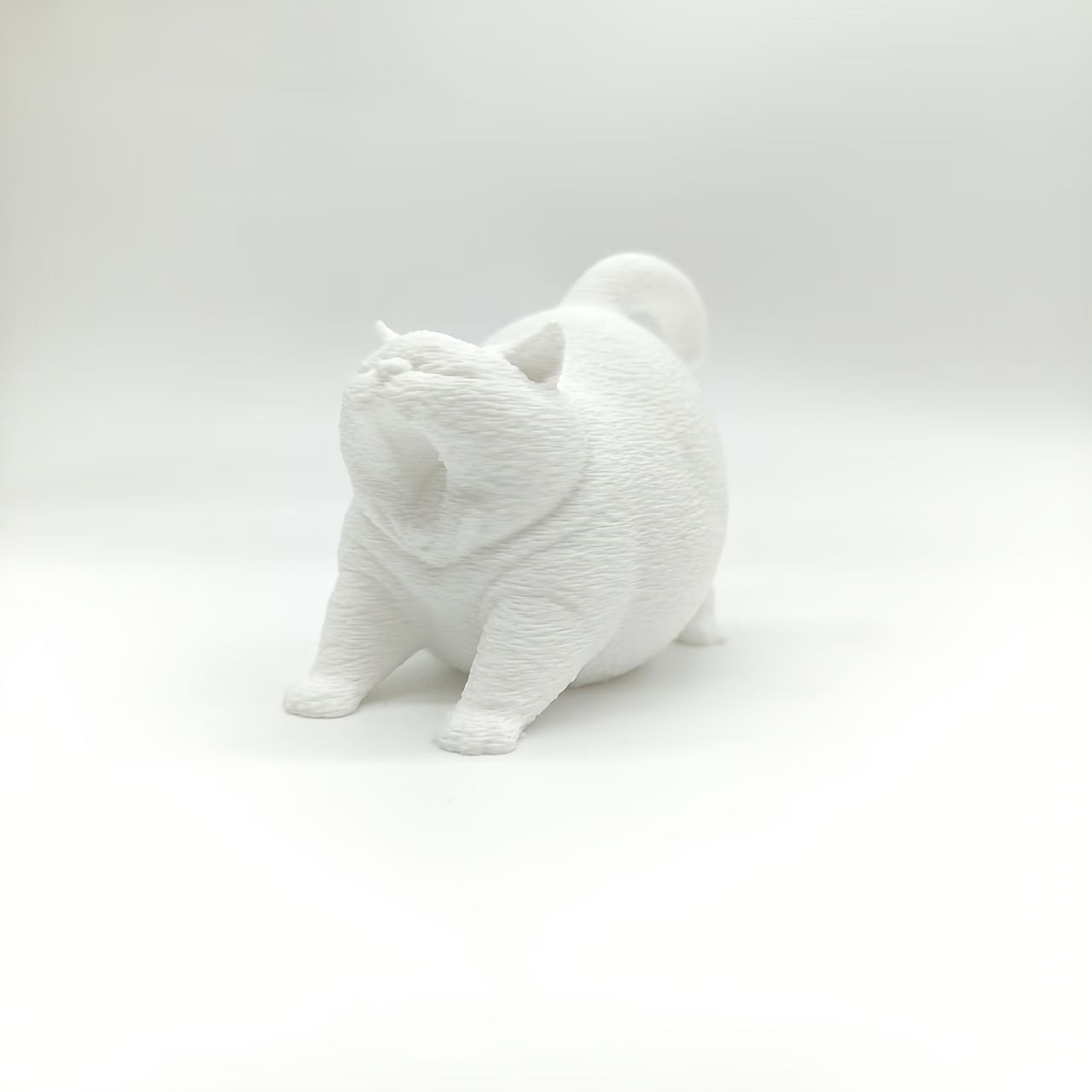 フィギュア デブ猫 ホワイト 白 おもしろい 置物 7cm 蹴伸びするネコ