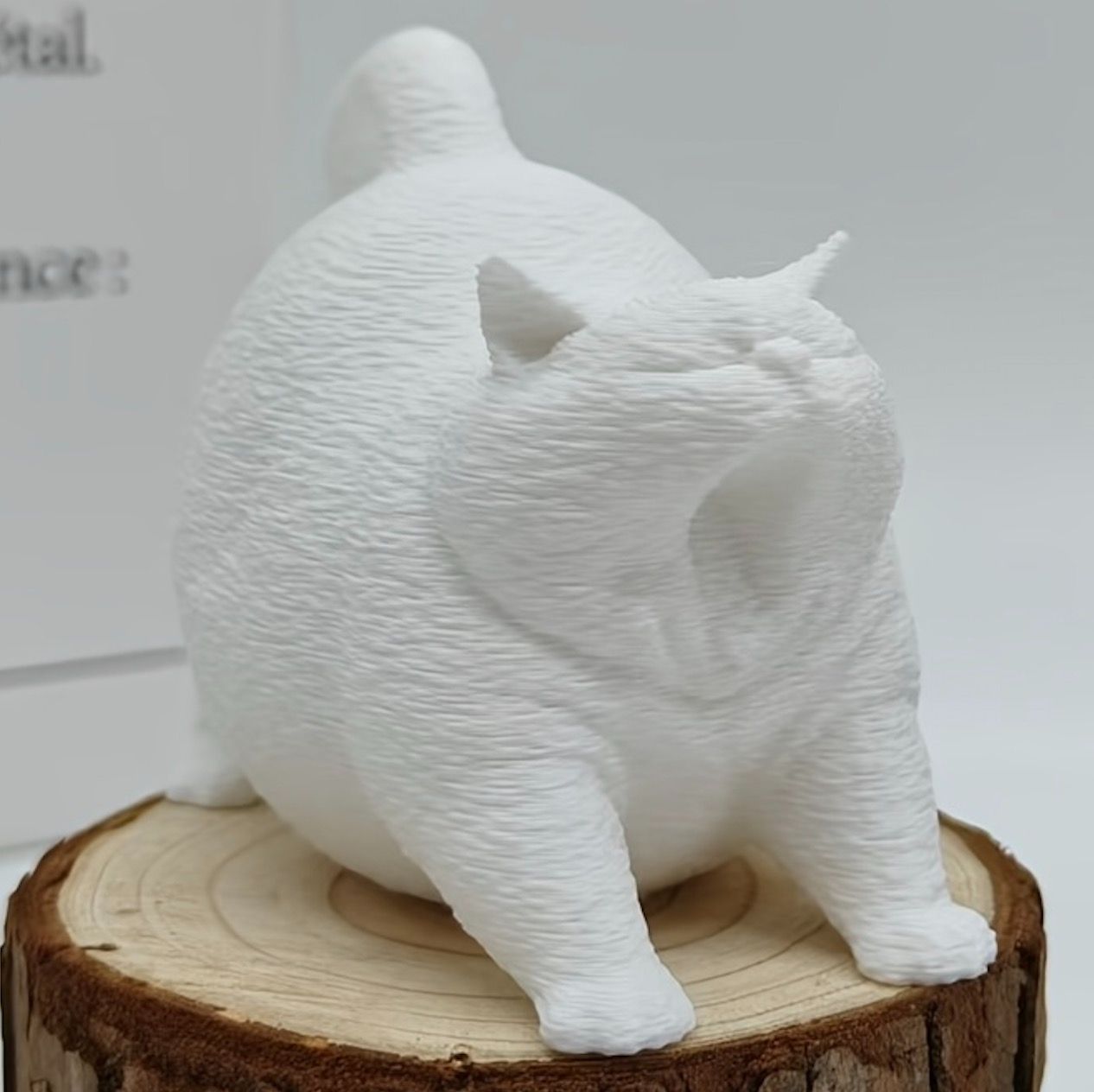 フィギュア デブ猫 ホワイト 白 おもしろい 置物 7cm 蹴伸びするネコ
