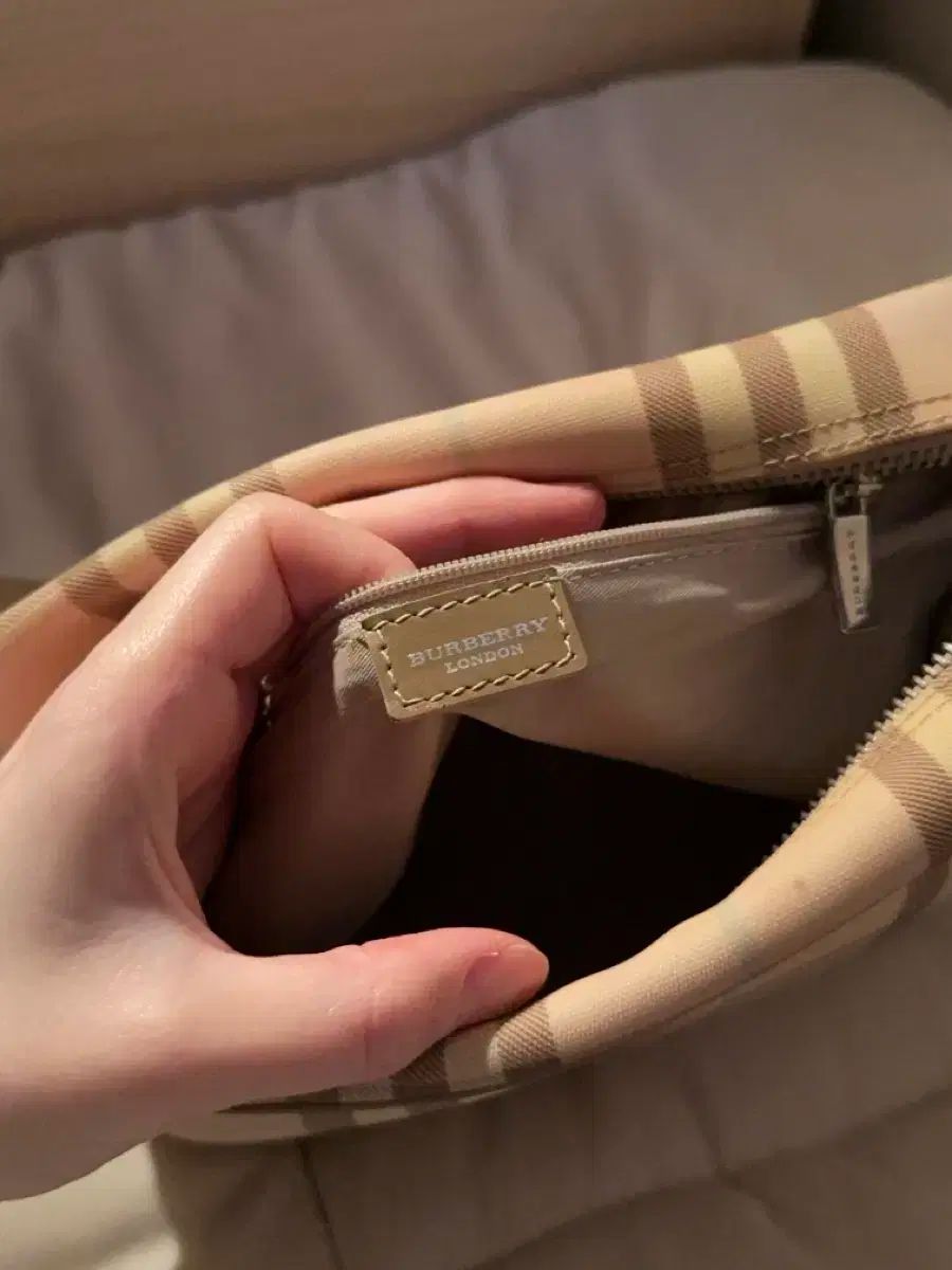 バーバリー いちごミルク クロスバック ヴィンテージ DECORATOM_COM_BR