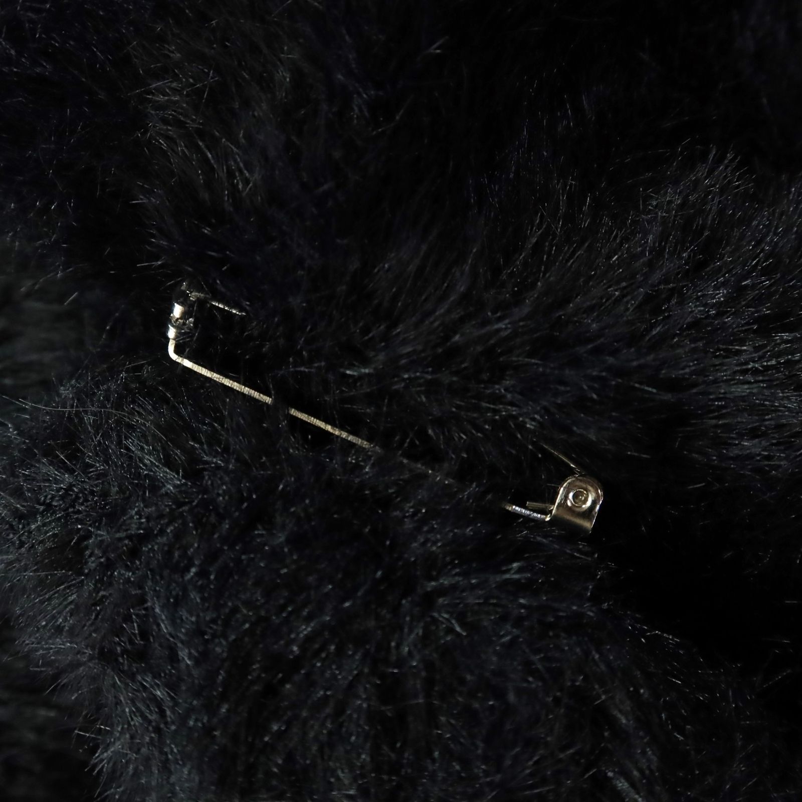 【美品】インゲボルグ★2023年製♪フェイクファーのベスト 黒系 コサージュブローチ付♪z15897 美品】インゲボルグ☆2023年製♪フェイクファーのベスト 黒系