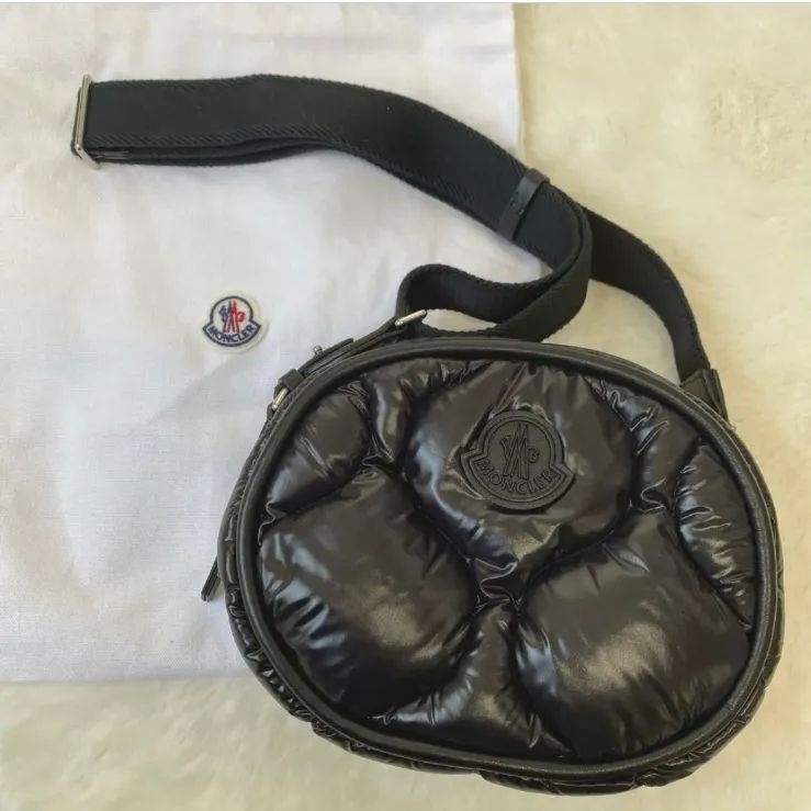 MONCLER モンクレール Delilah クロスボディーバッグ 黒 - メルカリ MONCLER モンクレール Delilah クロスボディーバッグ 黒 - メルカリ