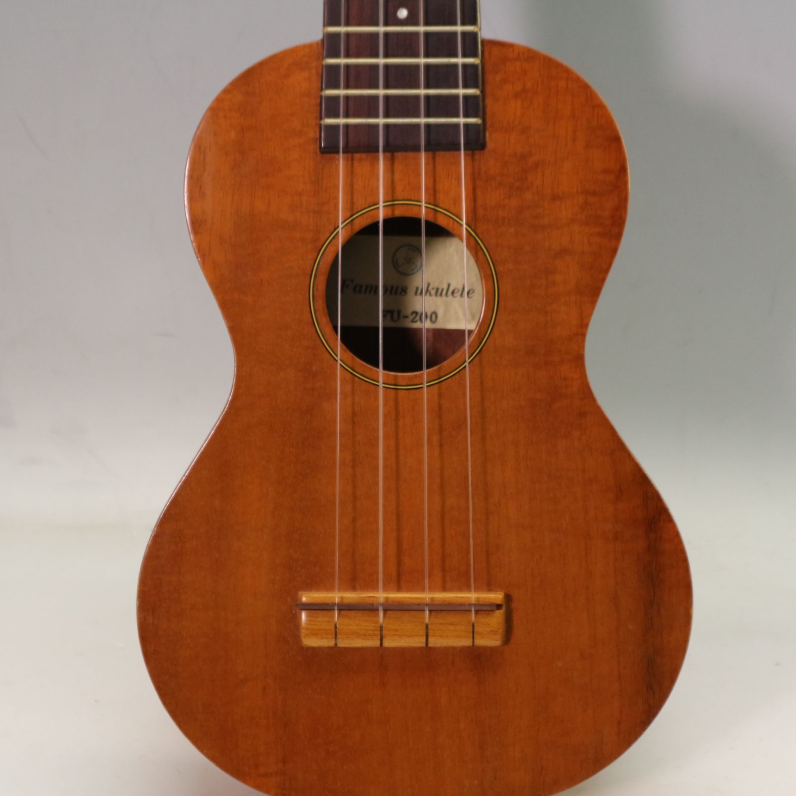 Famous フェイマス FU-200 ソプラノ ウクレレ 本体 ケース付き トップ板単板 サイド-バック合板 ハイブリッド 297f22