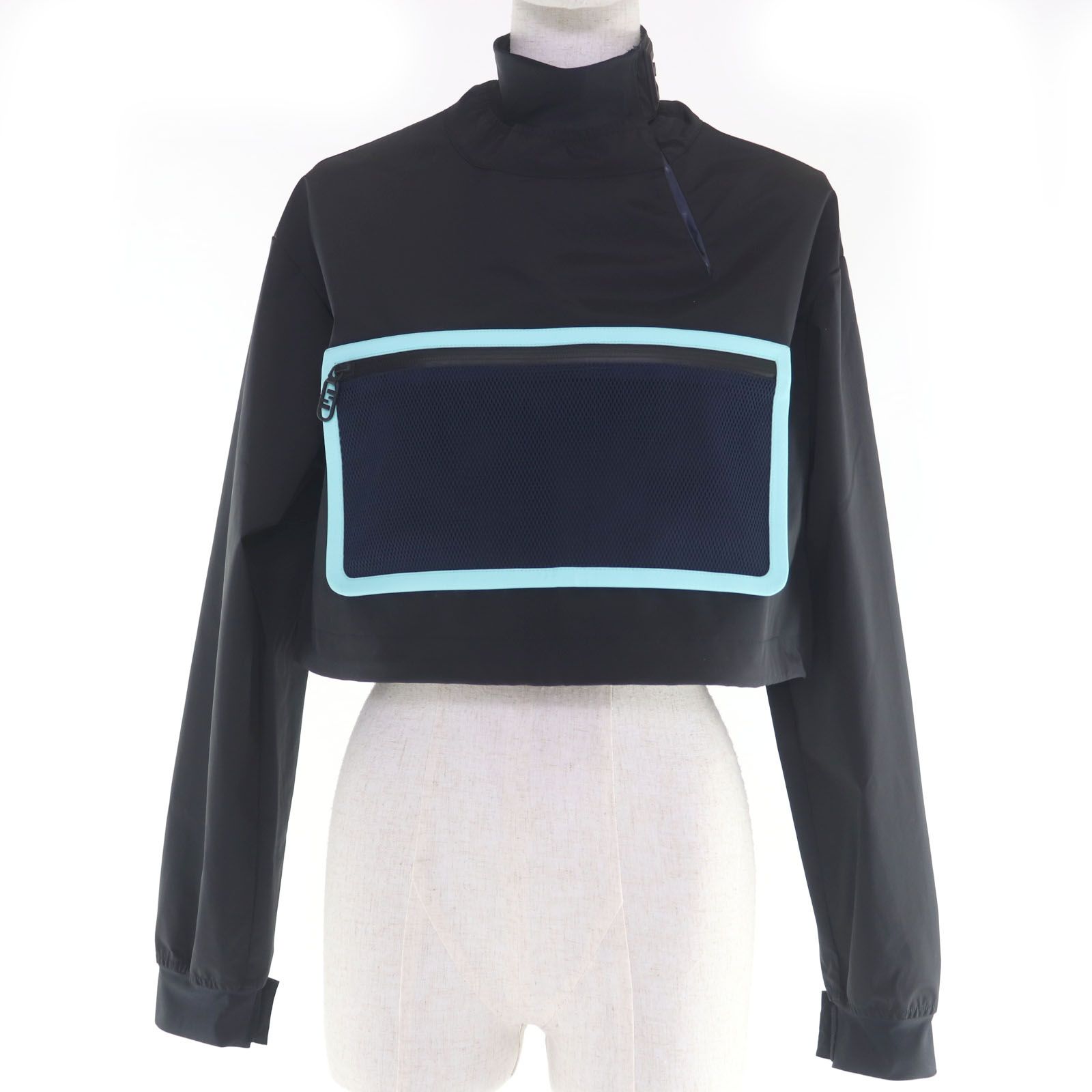 ♥品 FENDI フェンディ 2025年製 FAN108 裏地ロゴ柄 ラバーロゴワッペン付 クロップド ウインドブレーカー プルオーバー ブラック XS イタリア製 正規品 レディース