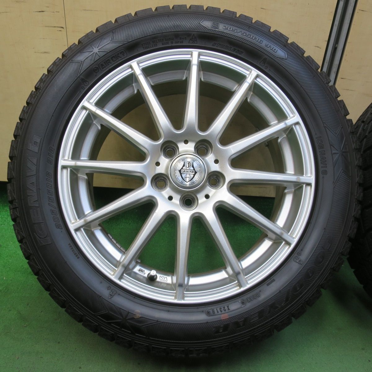 バリ溝 キレイ 8 5分 プリウス 86 BRZ 等 205 55 R 16 スタッドレス グッドイヤー アイスナビ6 JOKER ジョーカー 16インチ PCD 100 5 H 5103106イス