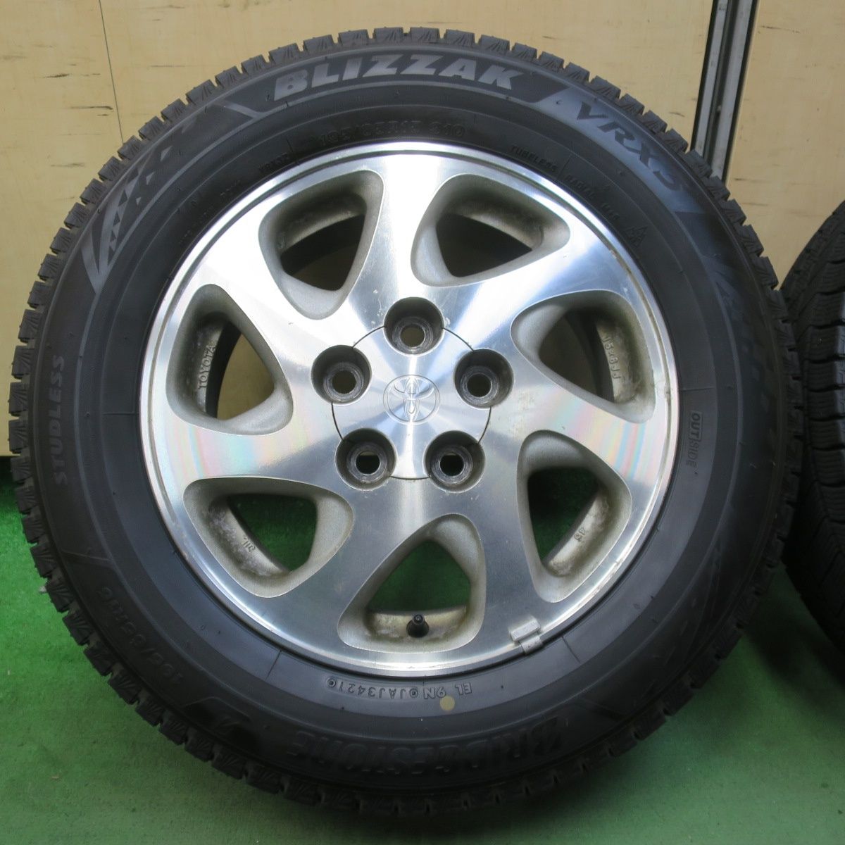 バリ溝 21年 9 5分 トヨタ カムリ グラシア 195 65 R 15 スタッドレス ブリヂストン ブリザック VRX 3 15インチ PCD 114 5 H 5103108イス